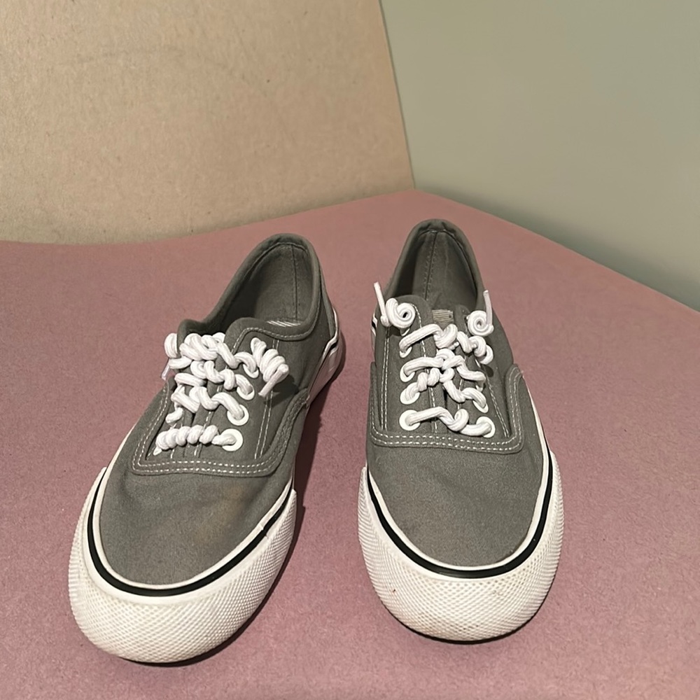 Tennis shoes